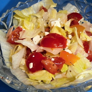 Jarní salát s cherry rajčátky a balkánským sýrem