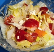 Jarní salát s cherry rajčátky a balkánským sýrem