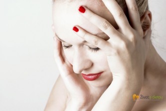 Z ďalších príznakov možno spomenúť bolesť hlavy či migrénu