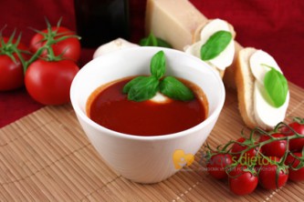 Rychlá rajčatová polévka s mozzarellou
